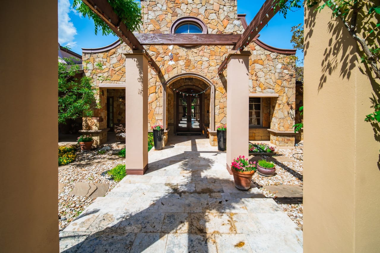 Gated Estate in Seven Oaks