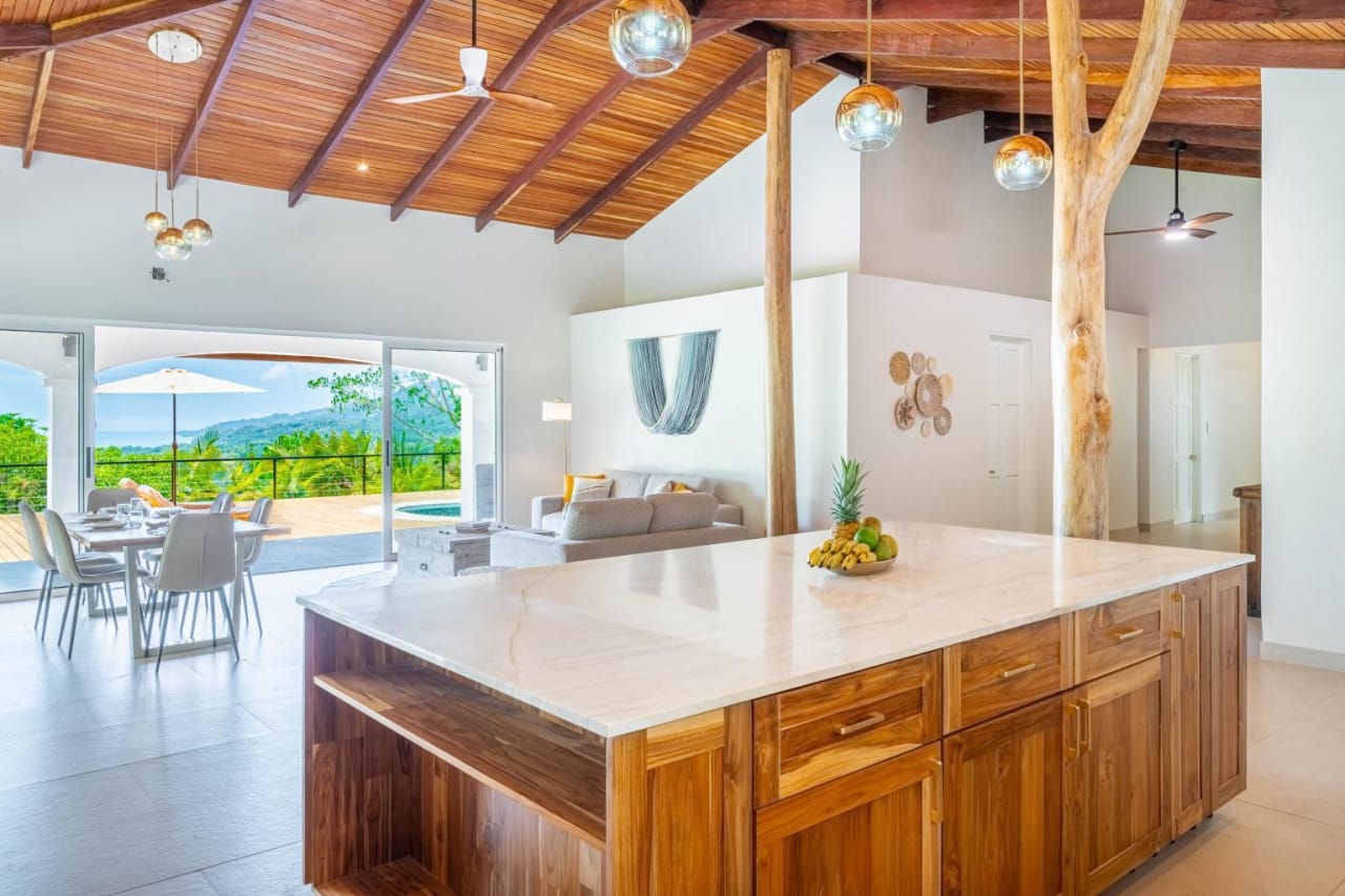 Luxurious Ocean-view Villa:  Your Paradise in Uvita