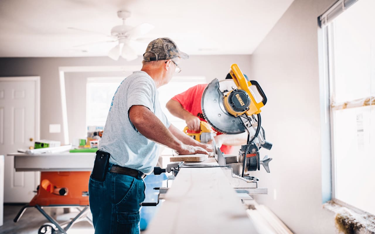 Should You Hire a Contractor or Do It Yourself?