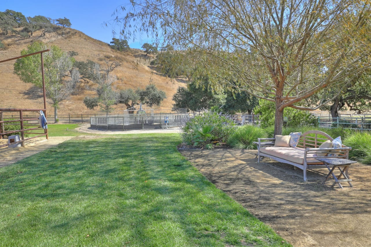 EQUESTRIAN COMPOUND IN WOODSTOCK RANCH