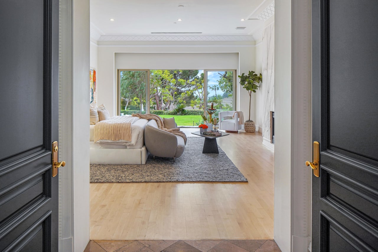 The Robert House Rochelle Maize Beverly Hills Real Estate Agent