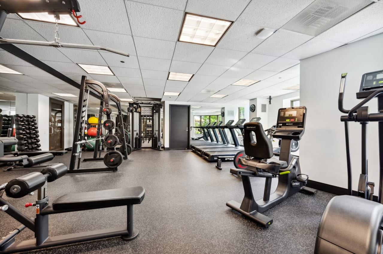 picture-of-gym-at-400-n-lasalle-dr-river-north