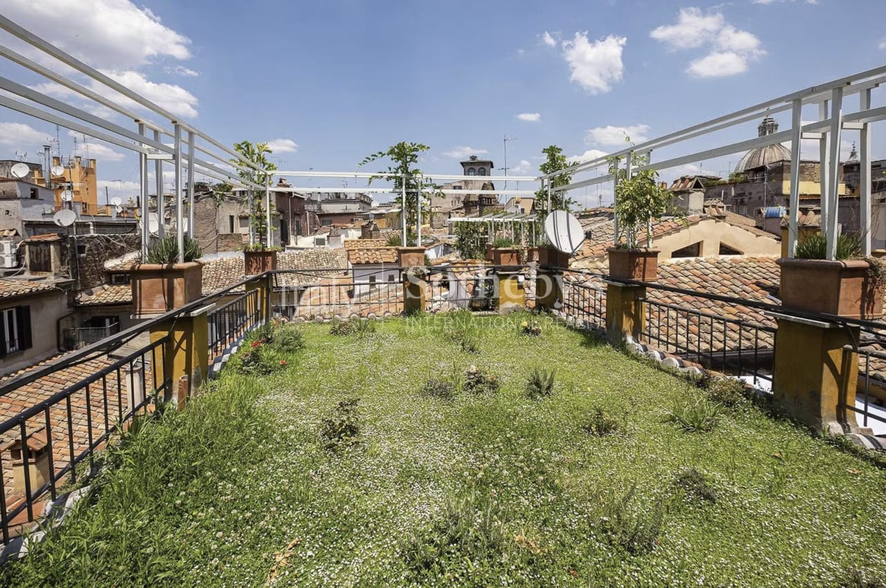 Penthouse with panoramic hanging gardens in the heart of Rome