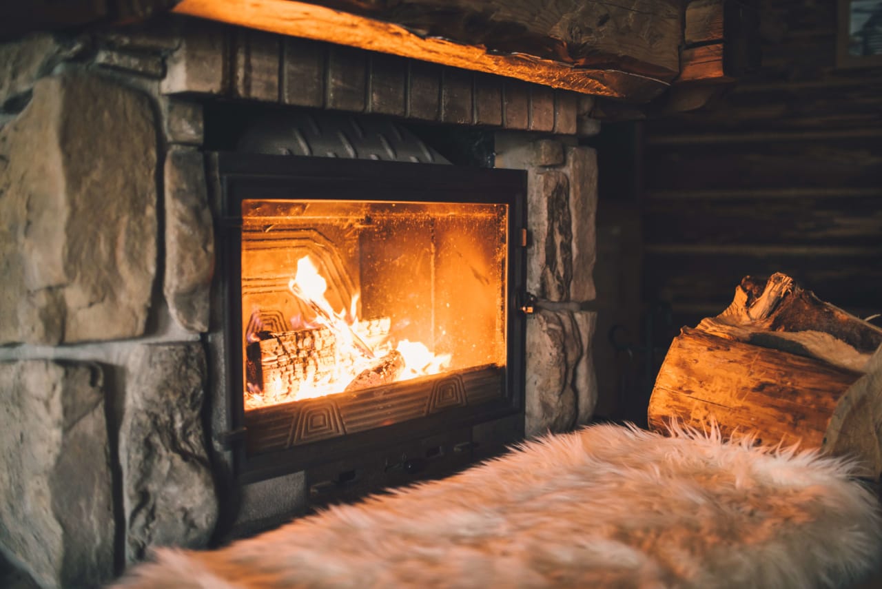 https://res.cloudinary.com/luxuryp/images/w_1280,c_limit,f_auto,q_auto/d2qa5ryyjf6ul8w3cgjq/fireplace_laketahoe_inclinevillagerealestateagent