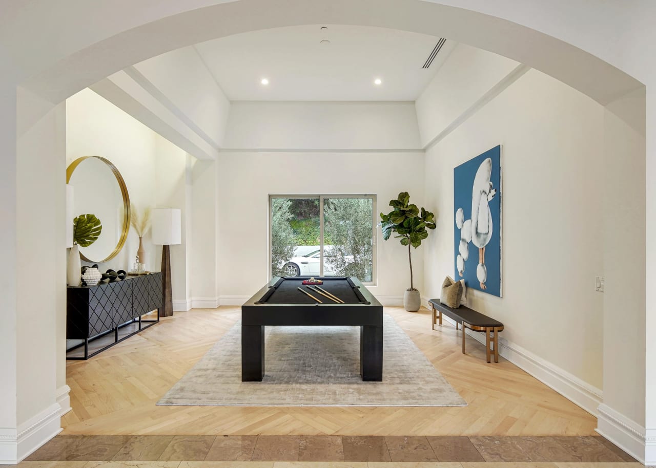 The Robert House Rochelle Maize Beverly Hills Real Estate Agent