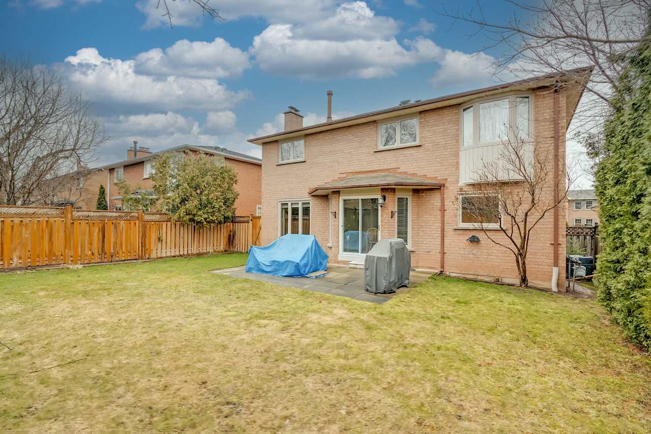 1307 Roseberry Crescent Oakville, ON L6M 1W2 Goodale Miller Team