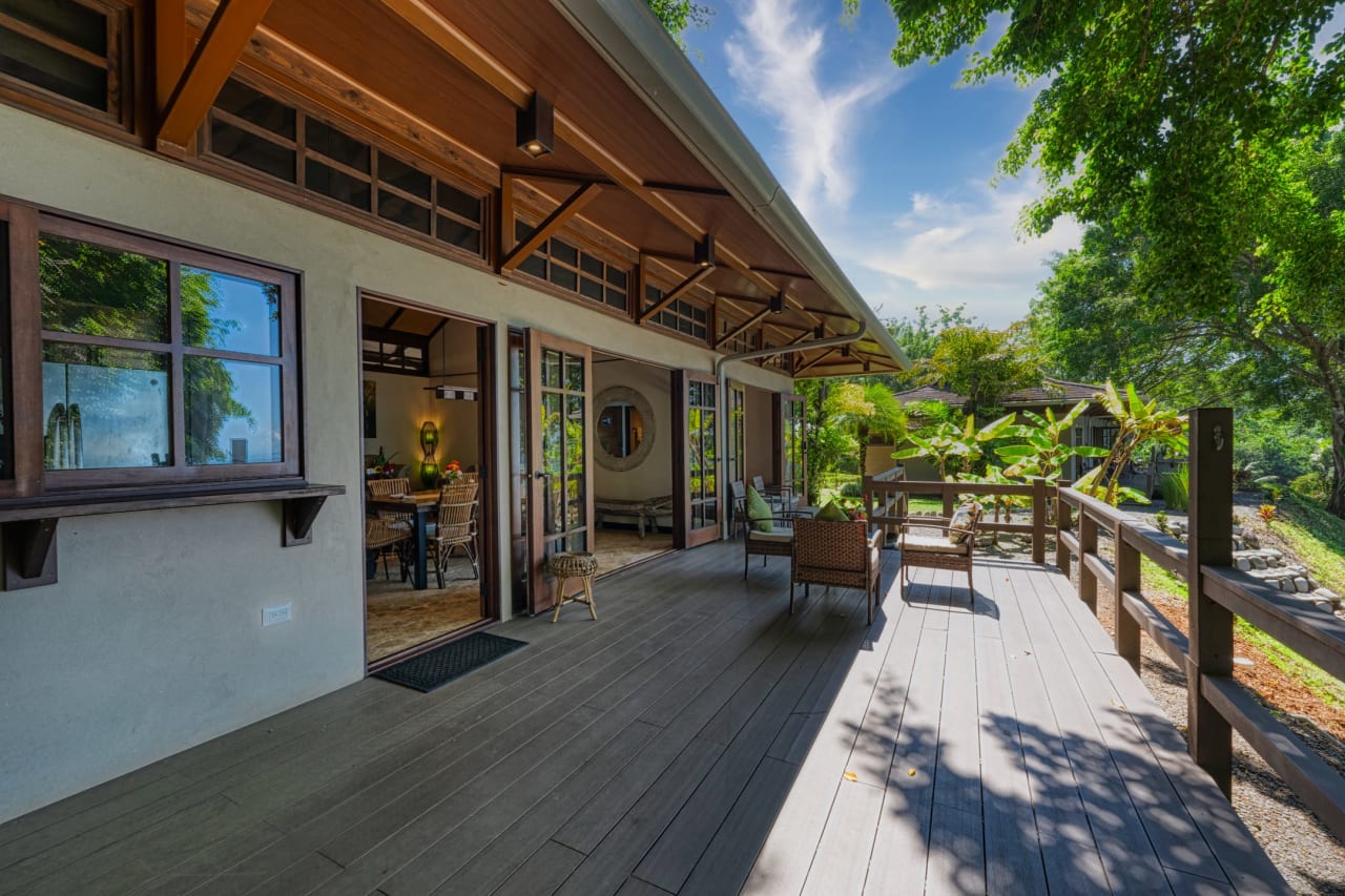 Boutique Hotel Overlooking the Pacific Ocean