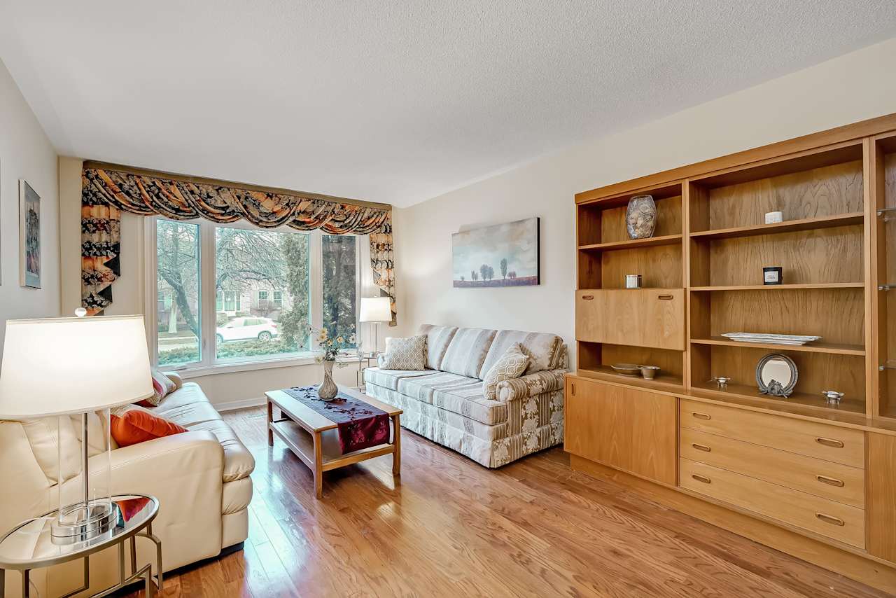 1307 Roseberry Crescent Oakville, ON L6M 1W2 Goodale Miller Team