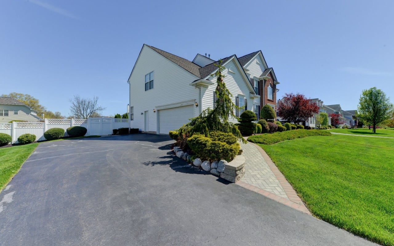 8 SHOREHAM CT