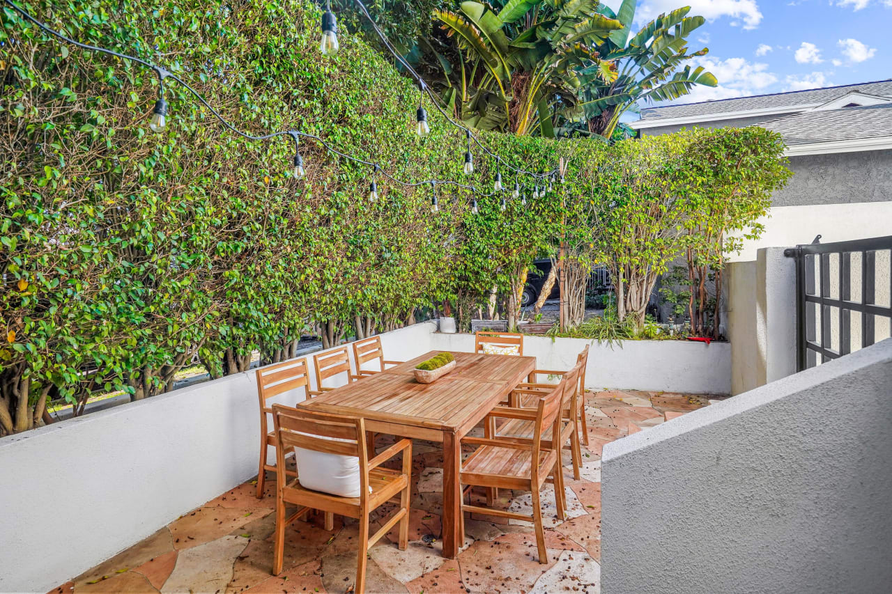 Santa Monica Townhouse Rochelle Maize Beverly Hills Real Estate Agent