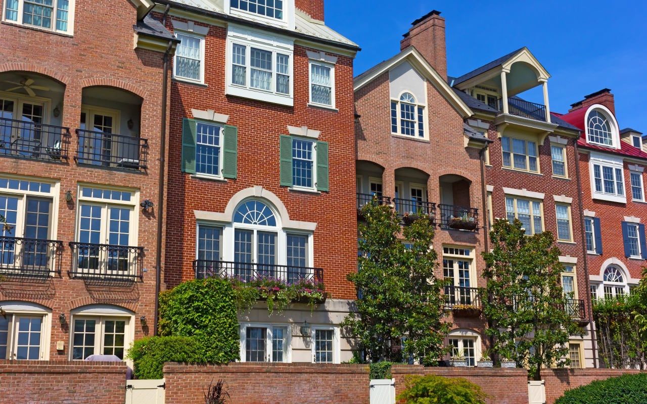 Several brick facade townhouses in the city of Alexandria, VA