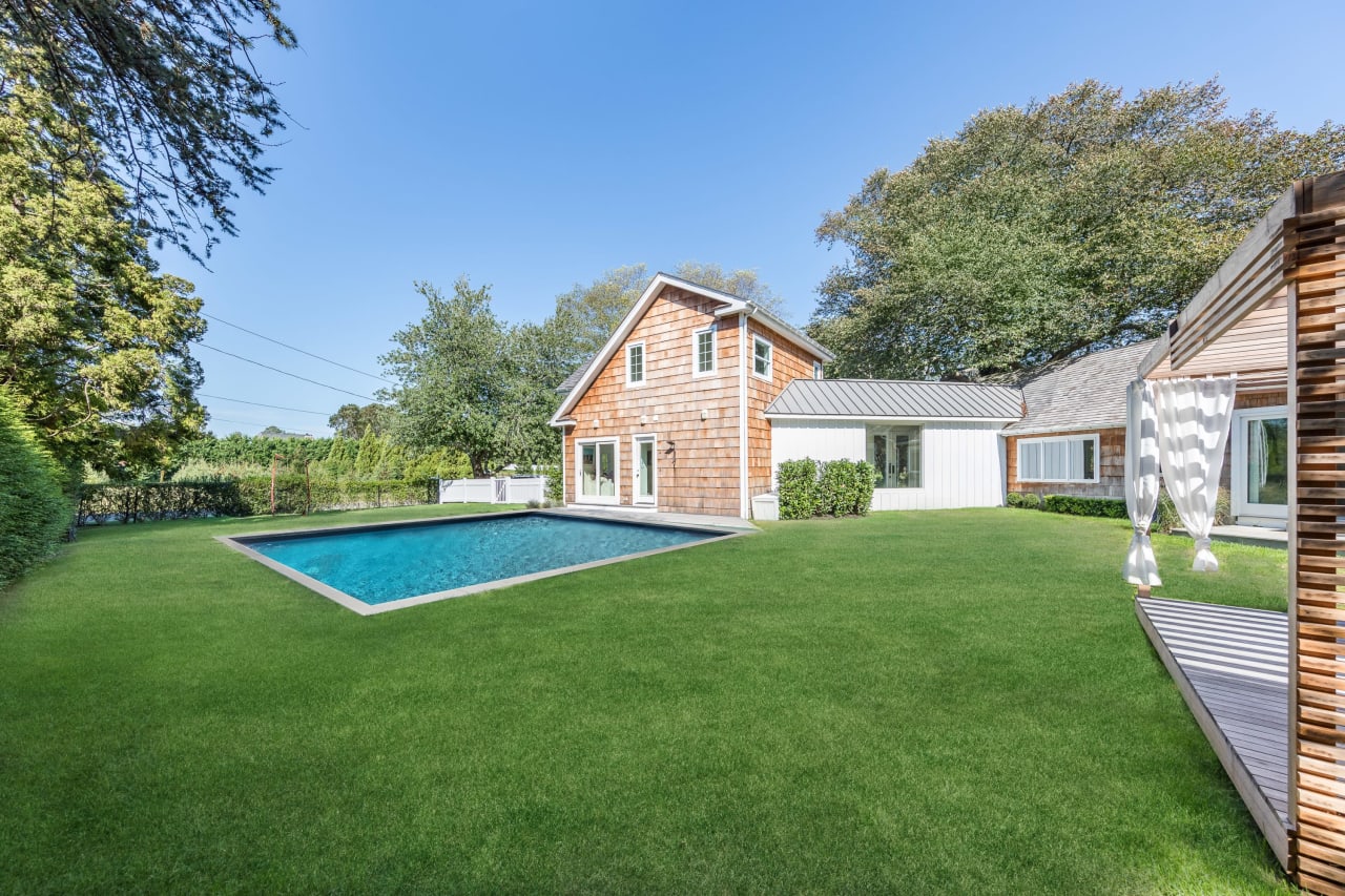 Renovated in Idyllic Bridgehampton South Location