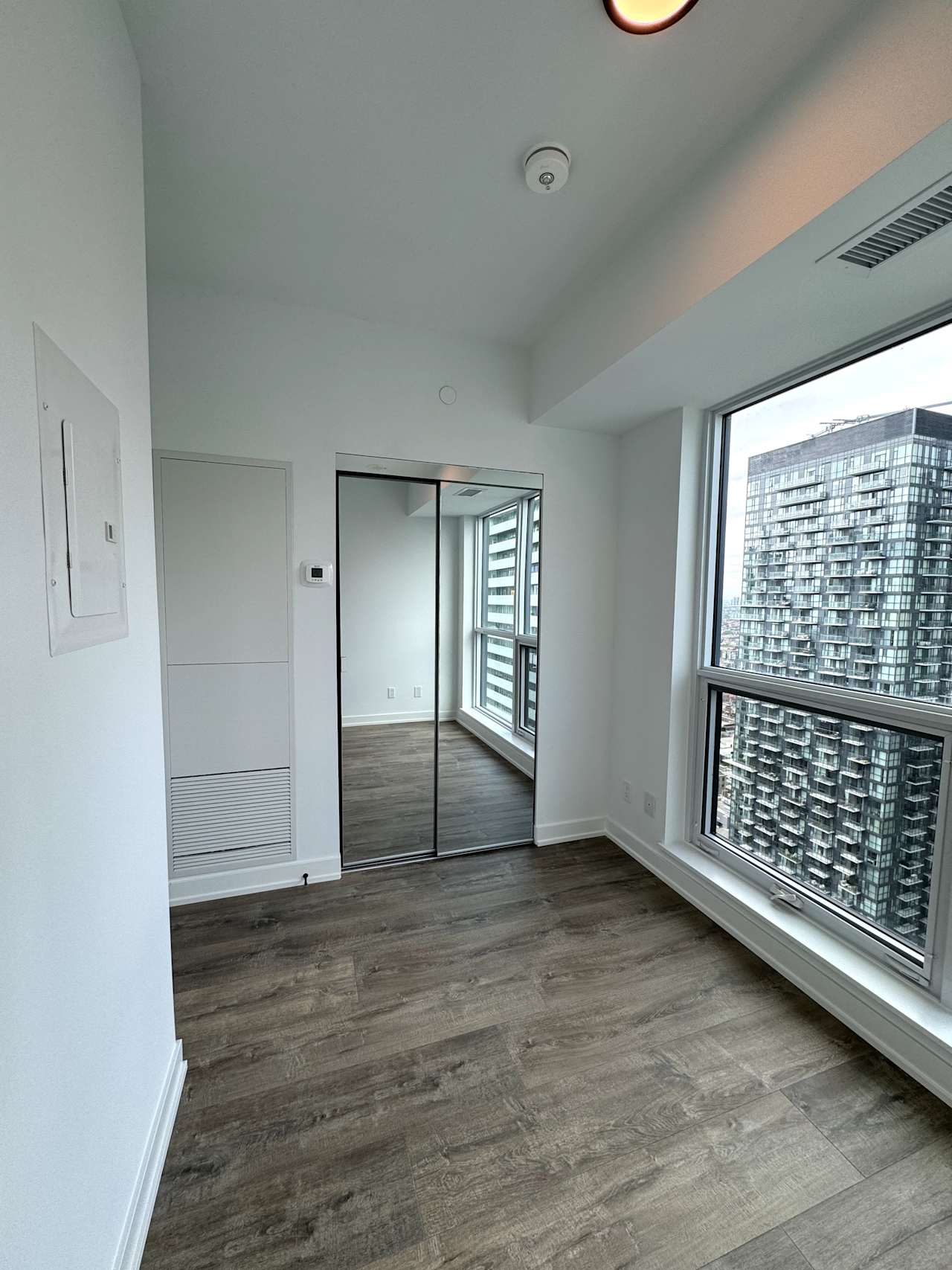 327 King St W Unit: 4105