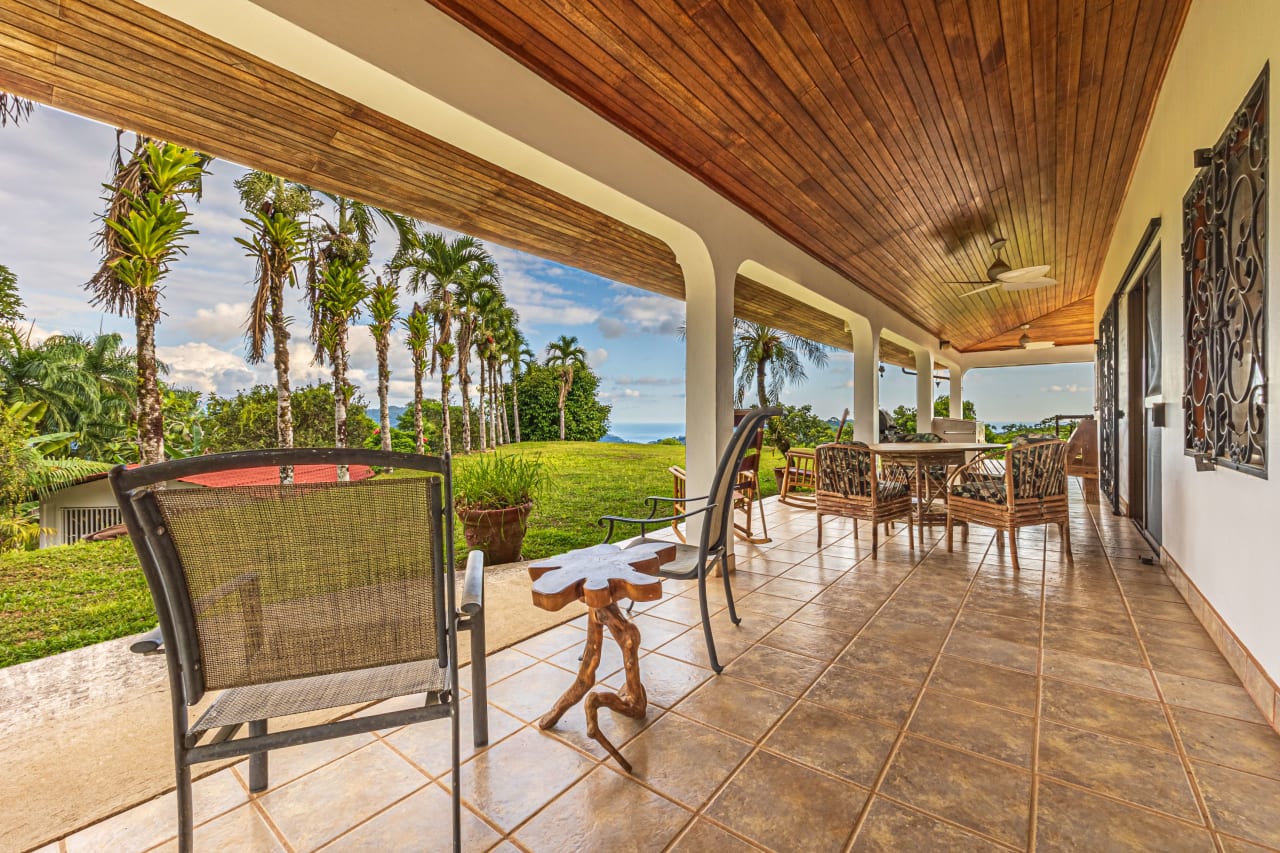 Casa De La Rosa, 3 Bedroom Ocean View Home in Lagunas!