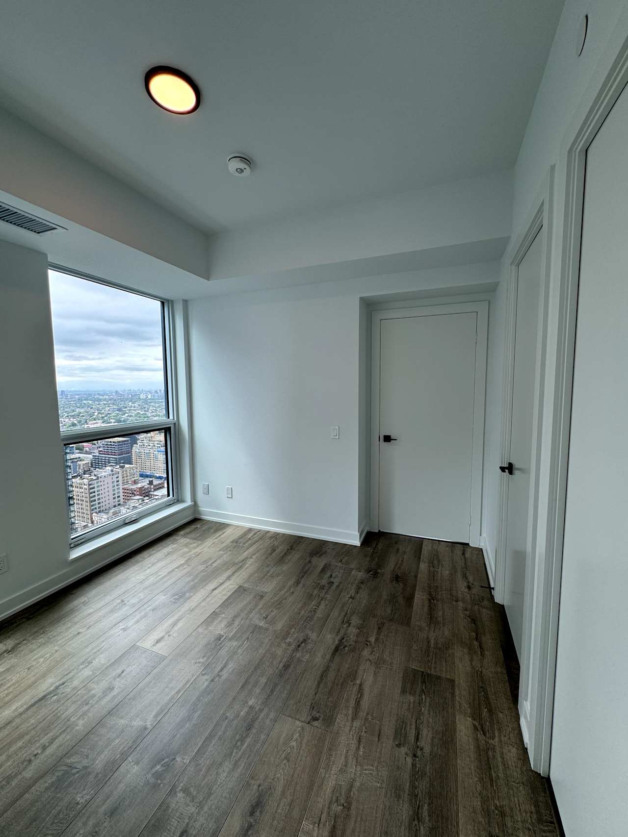 327 King St W Unit: 4105