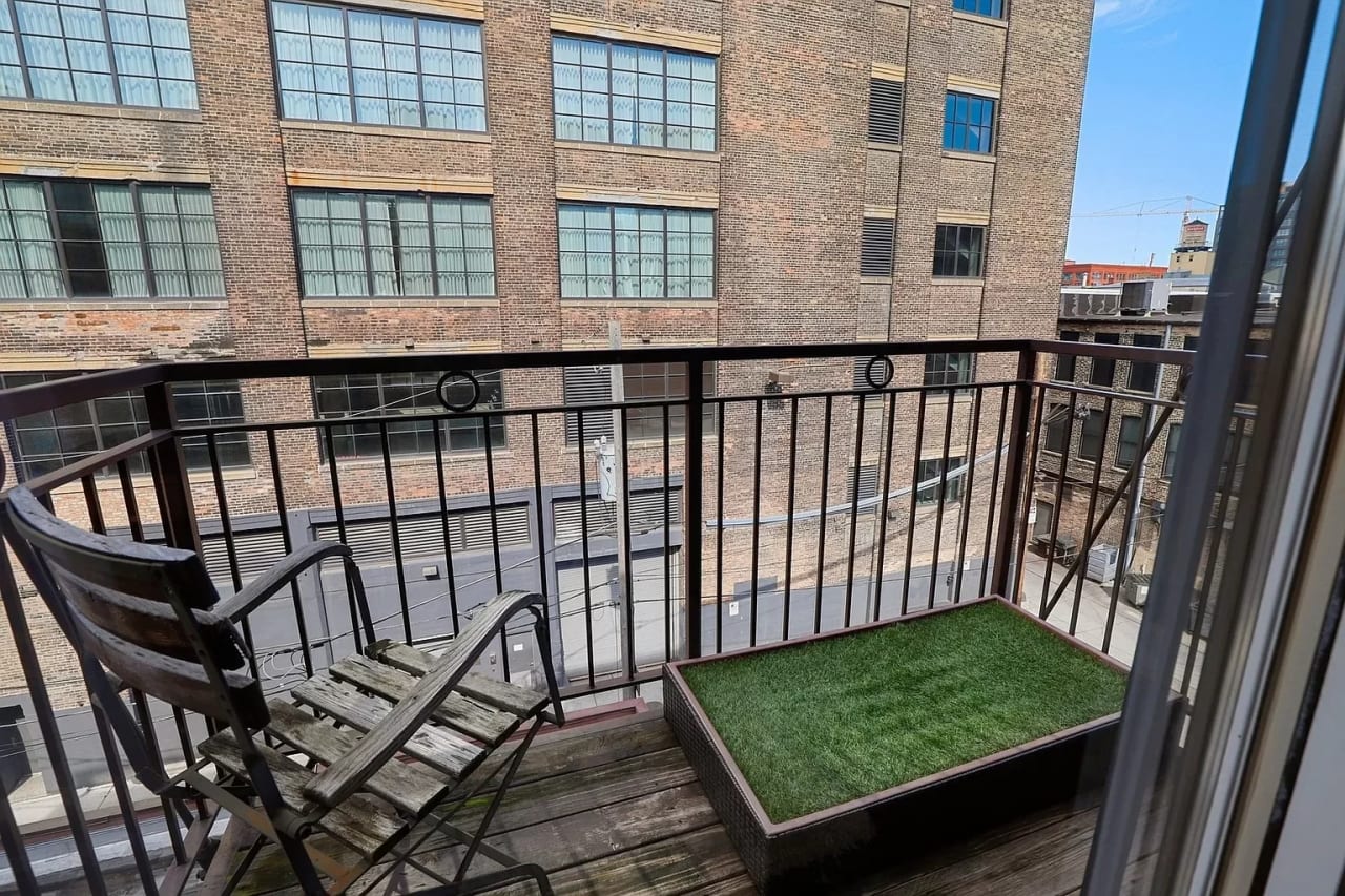 120 N Halsted St APT 4