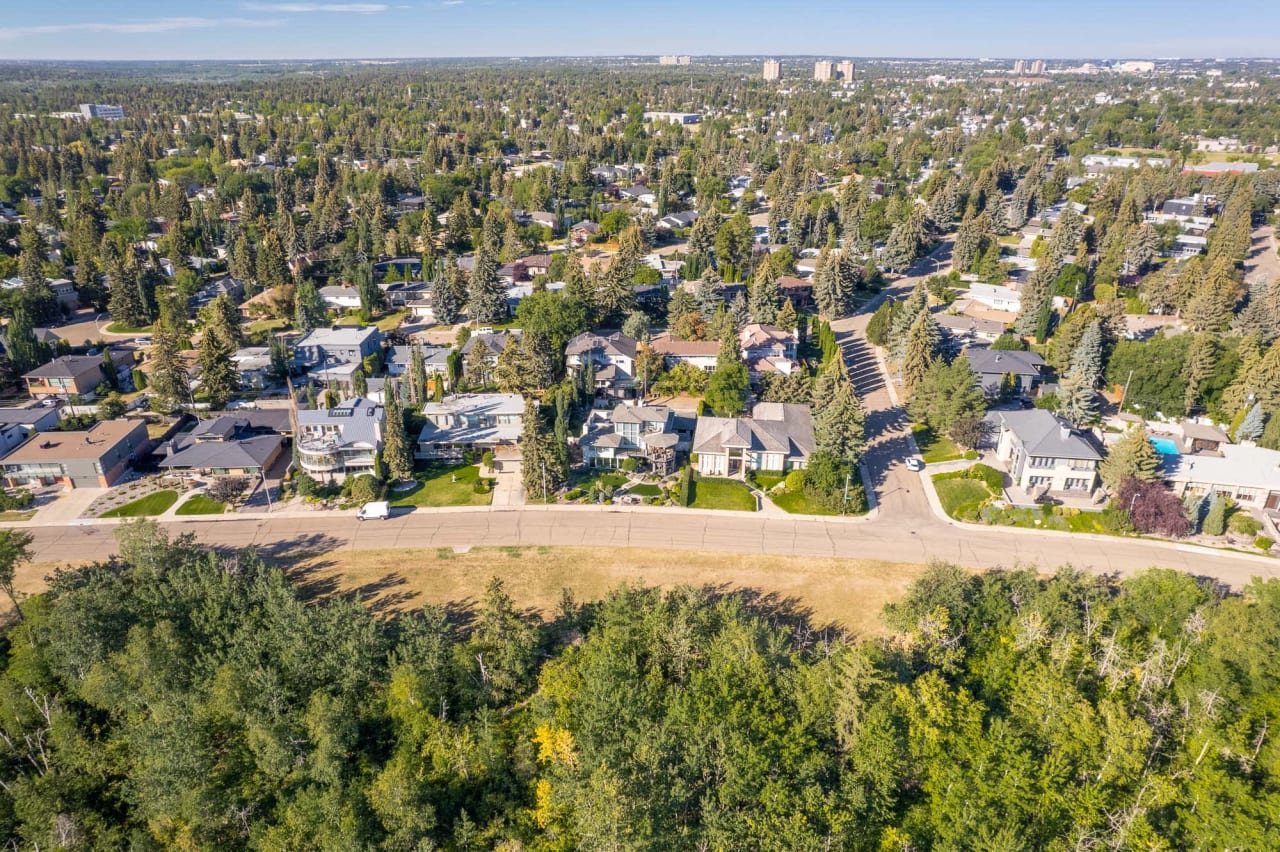 9028 Valleyview Dr NW Edmonton, AB T5R 5T6 4 Beds Rimrock Real Estate