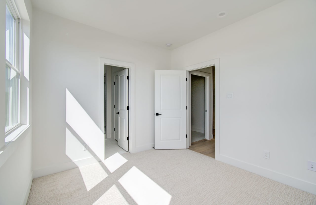 unfurnished guest bedroom with an es suite bathroom