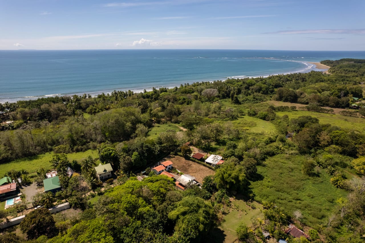 House, Villas and Restaurant on a great location in Uvita