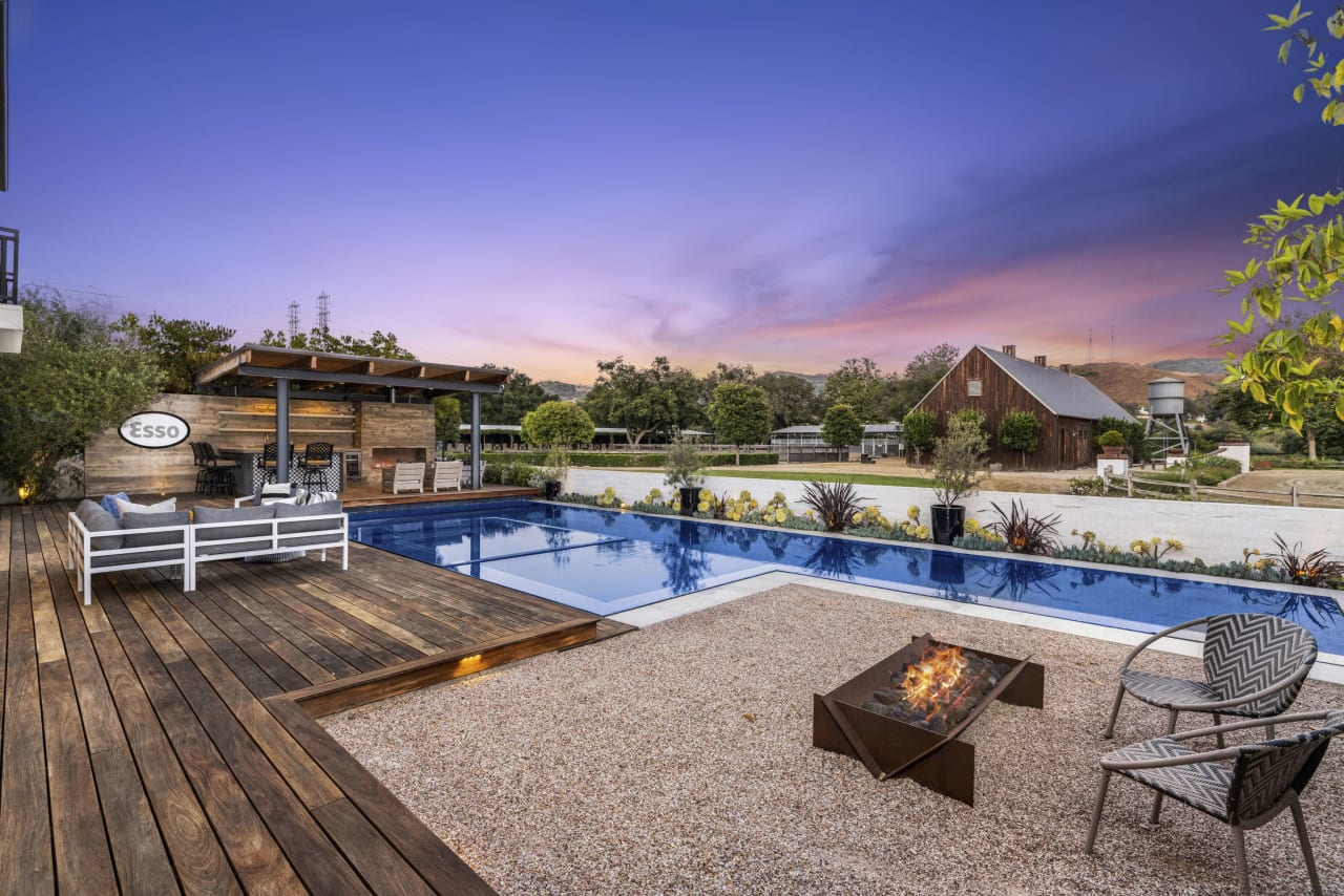 Gated Estate In The Oaks Farms