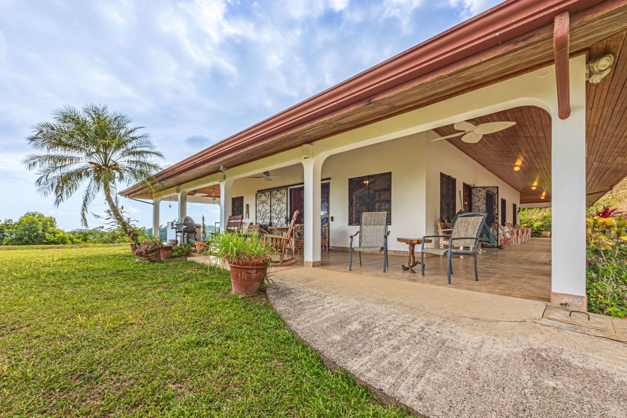 Casa De La Rosa, 3 Bedroom Ocean View Home in Lagunas!