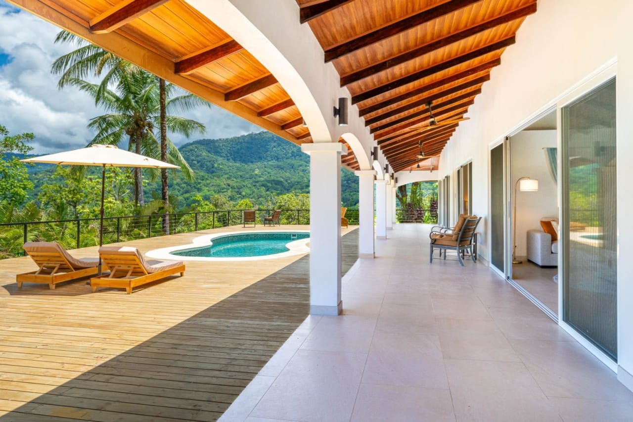 Luxurious Ocean-view Villa:  Your Paradise in Uvita