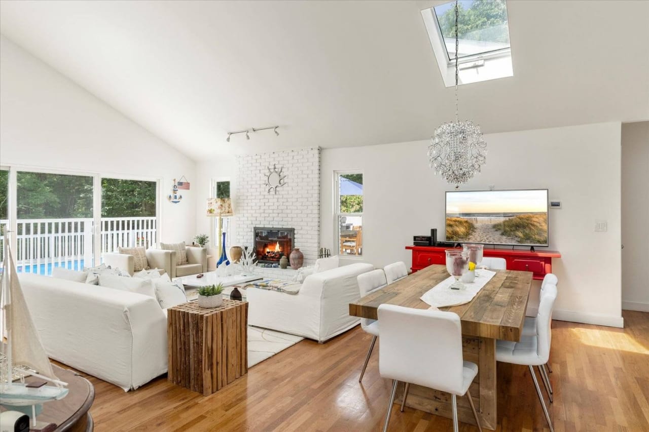 LIGHT AND BRIGHT, COMFY AND CLEAN. EAST HAMPTON SUMMER RENTAL