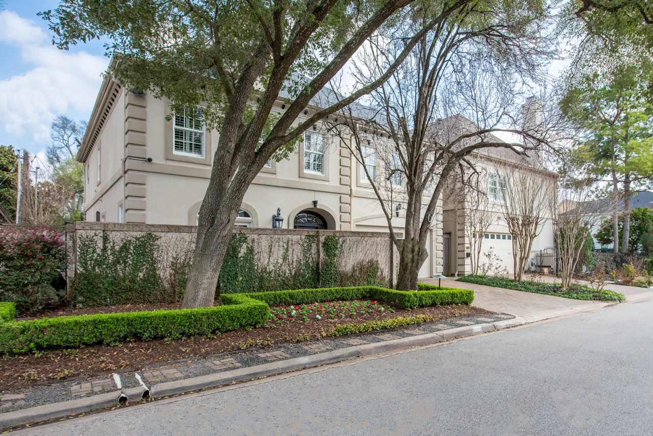 Sophisted Urban Living Walking Distance to The River Oaks District