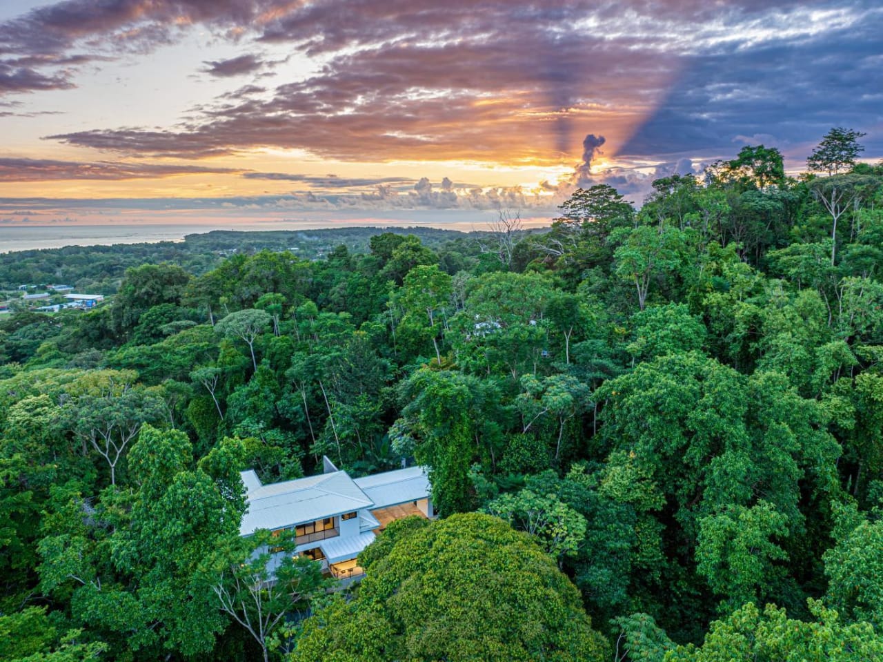 Outstanding Uvita Gem, Hidden in the Canopy with Ocean and Mountain Views