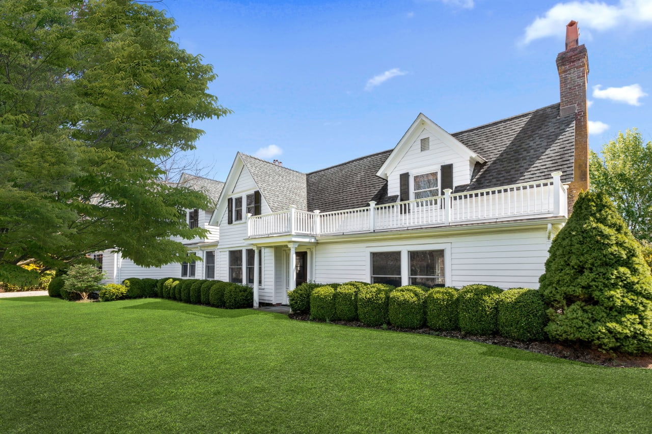 COUNTRY ESTATE IN THE HAMLET