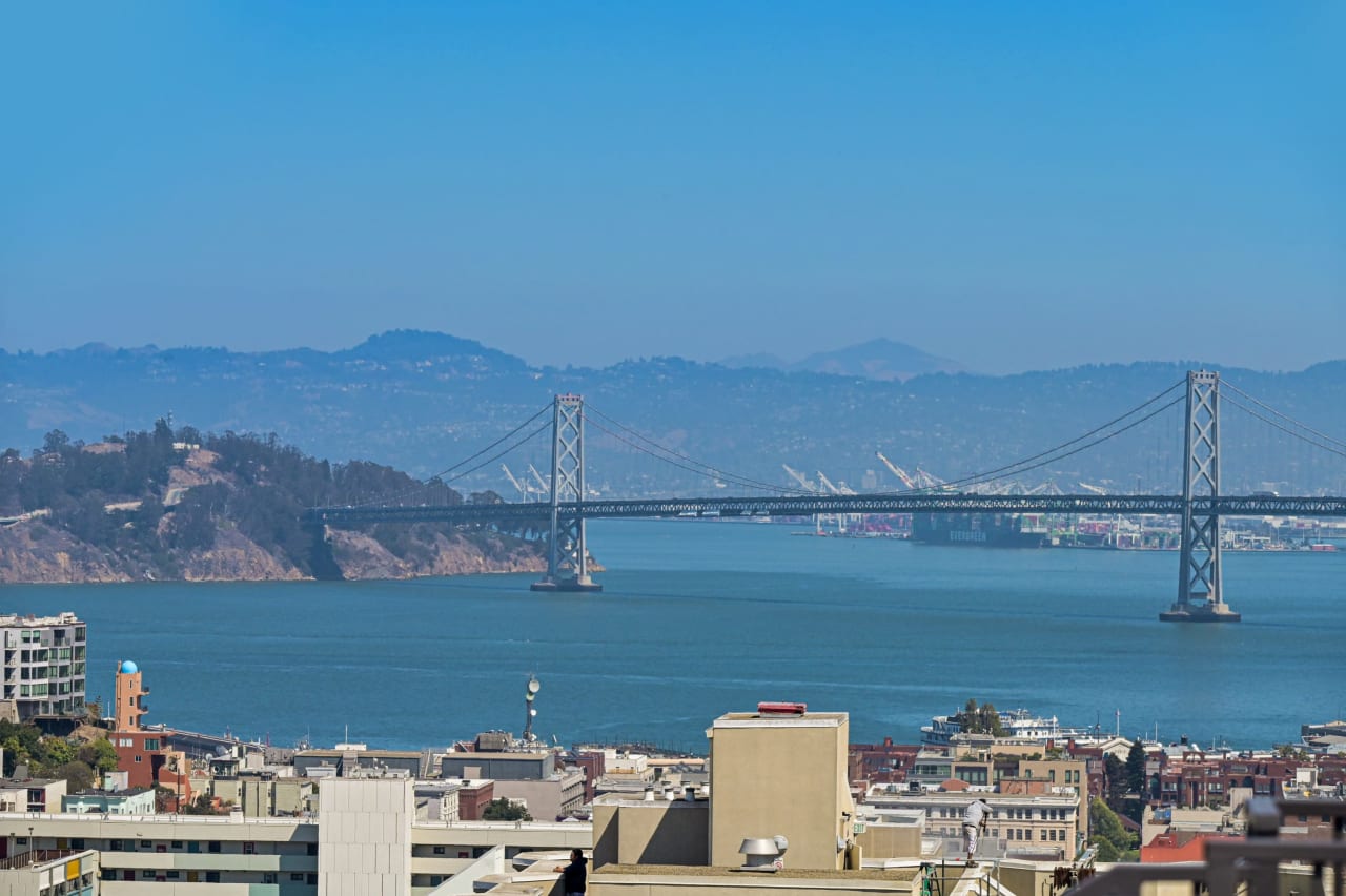 Modern View Residence at the Border of Russian / Nob Hill