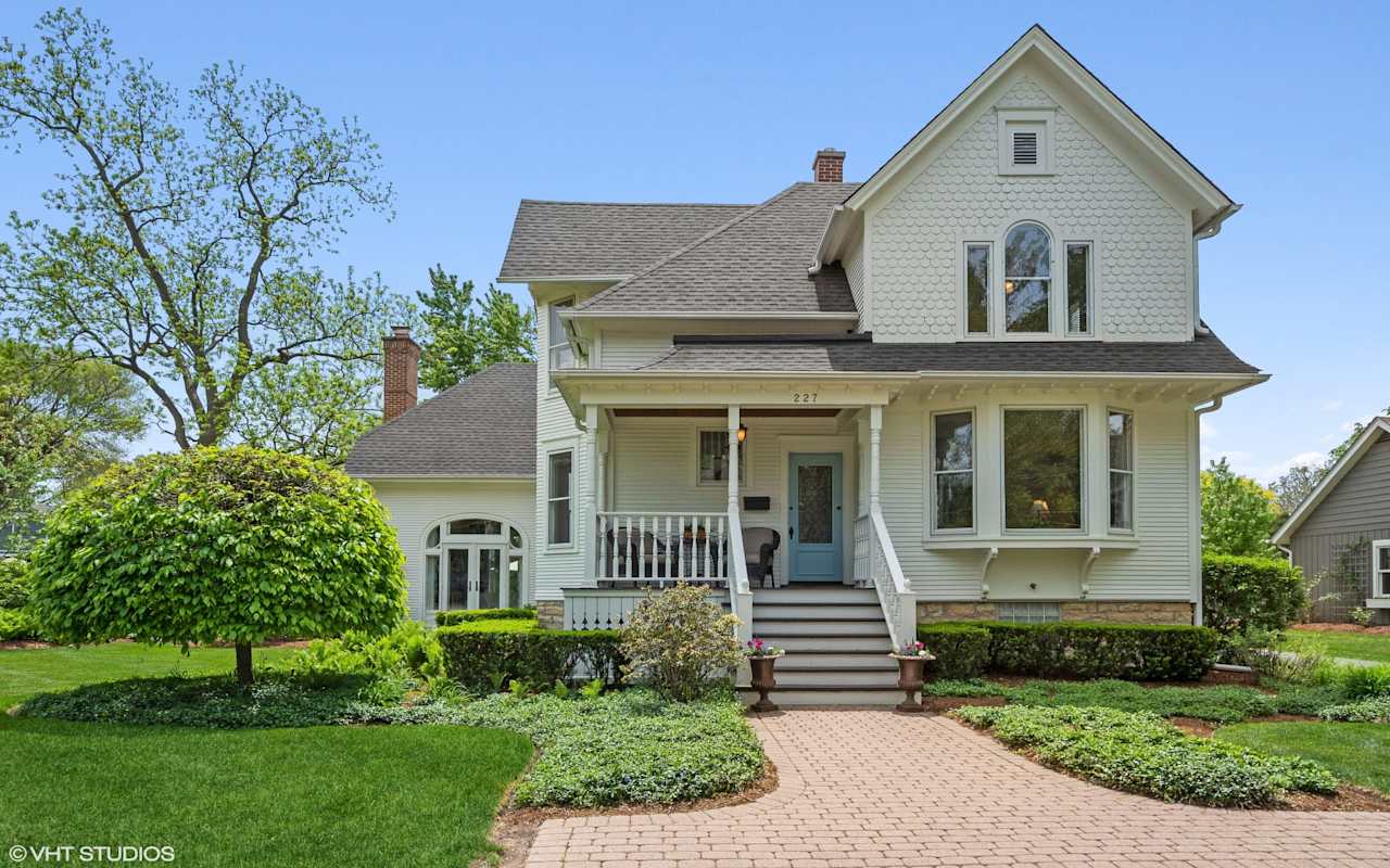 Tara Kelleher Team Chicago Real Estate Top Agent Barrington, Illinois