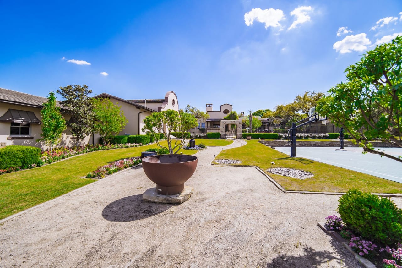 Gated Estate in Seven Oaks