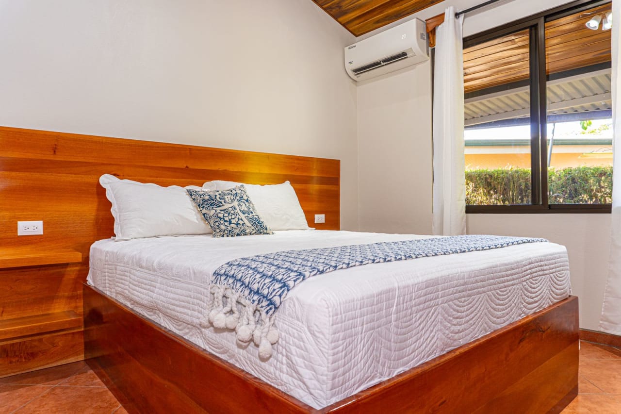 Cozy 2 Bed Room Casita in Uvita.  Walk to the Beach!