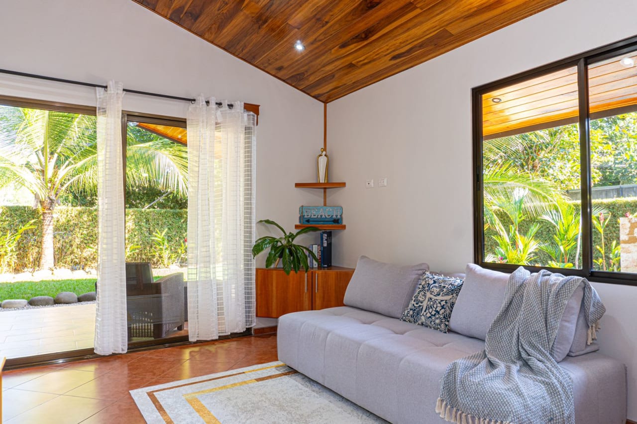 Cozy 2 Bed Room Casita in Uvita.  Walk to the Beach!