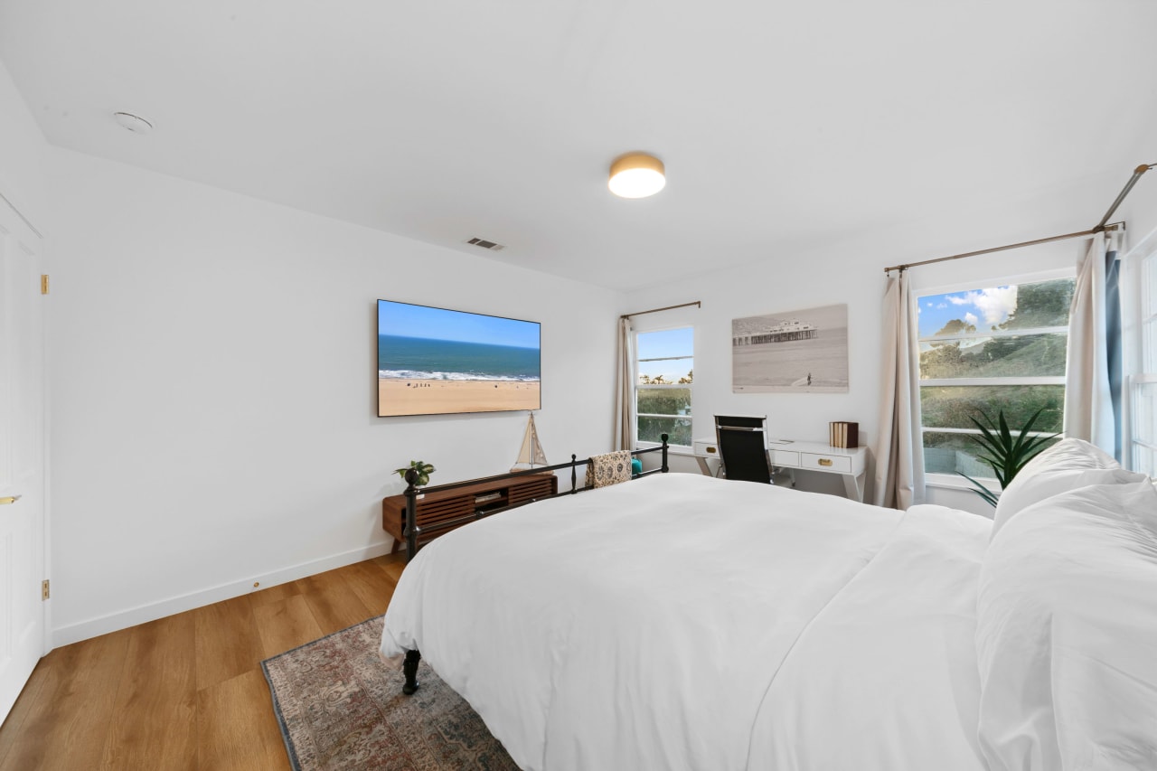 2B/2B Malibu Beach Apt With Ocean View