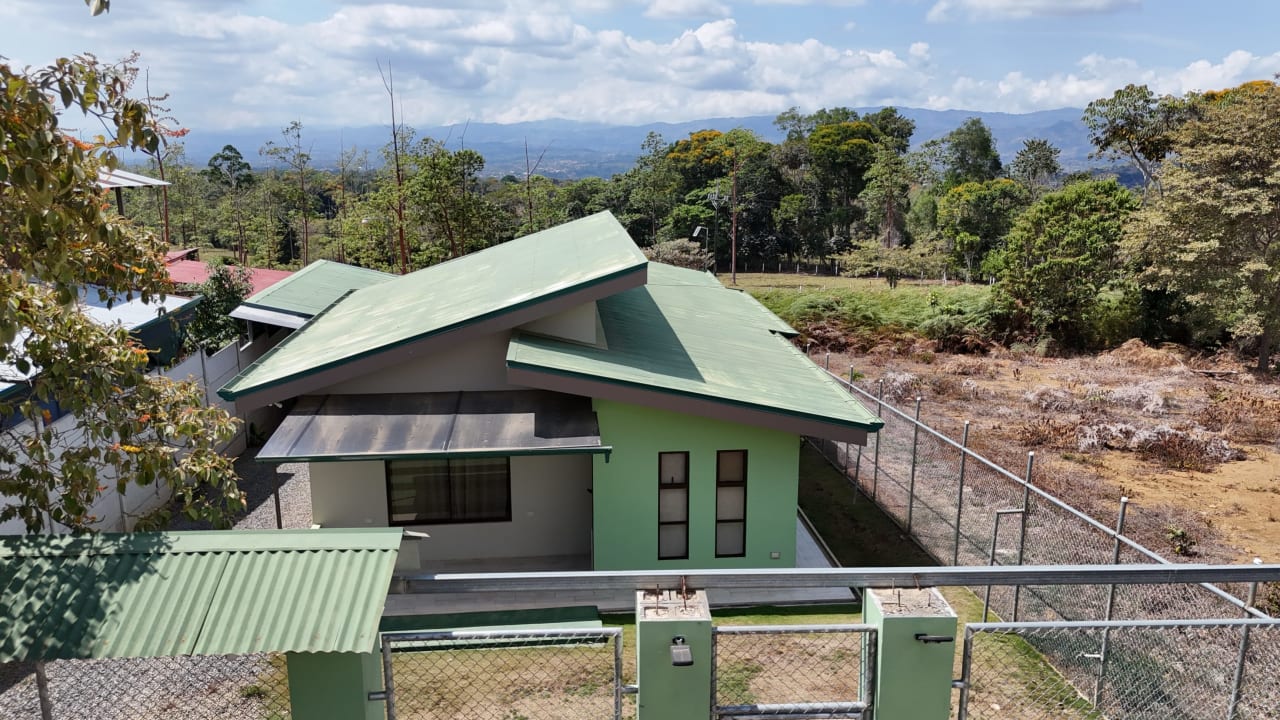 Tranquil and mountain view Home in San Isidro