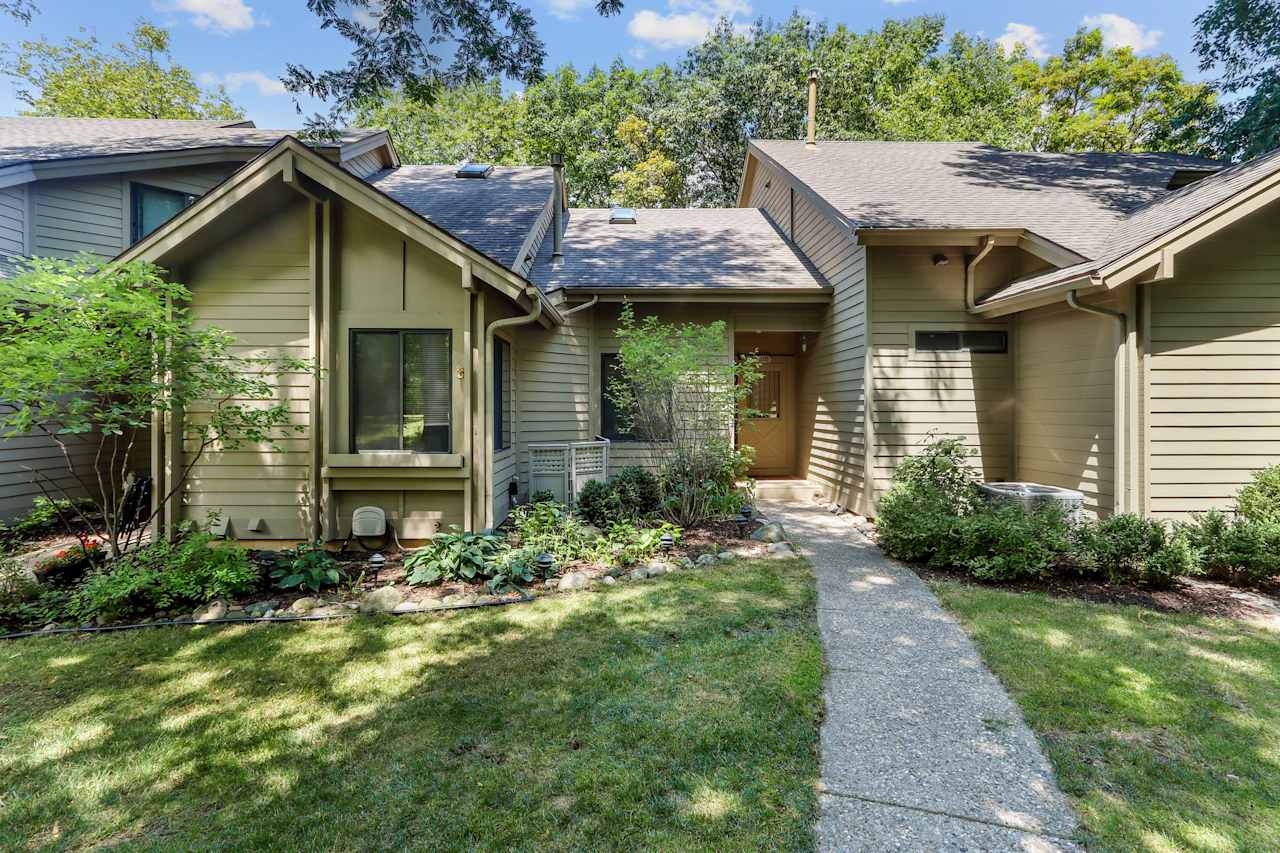 + Bedroom 3 Bath Aspen Unit in Abbey Springs Lake Geneva Real Estate Bob ster