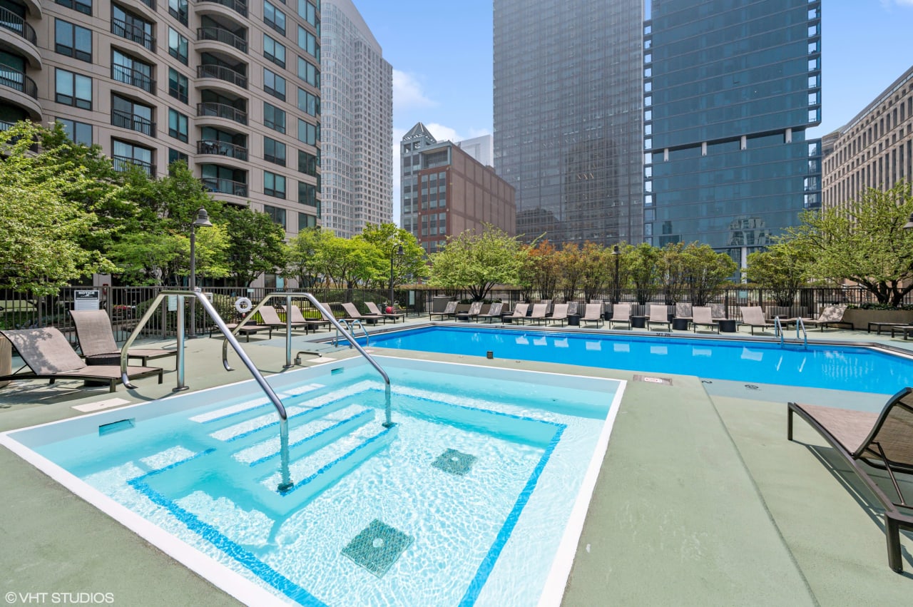 picture-of-hot-tub-at-400-n-lasalle-dr-river-north