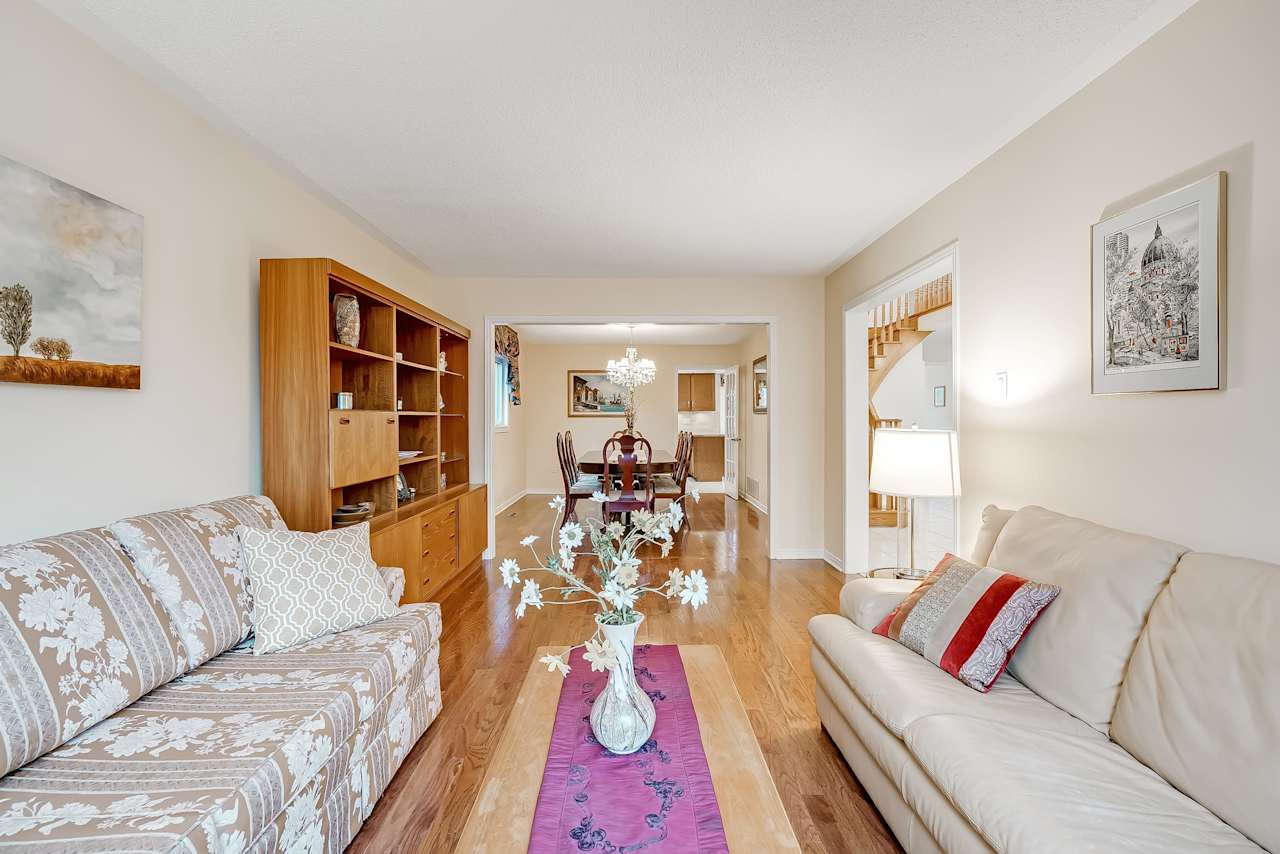 1307 Roseberry Crescent Oakville, ON L6M 1W2 Goodale Miller Team