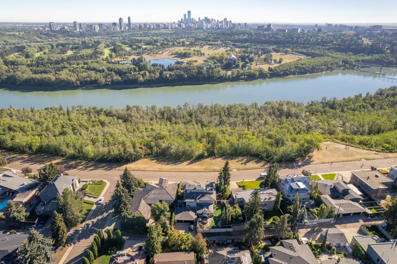 9028 Valleyview Dr NW Edmonton, AB T5R 5T6 4 Beds Rimrock Real Estate