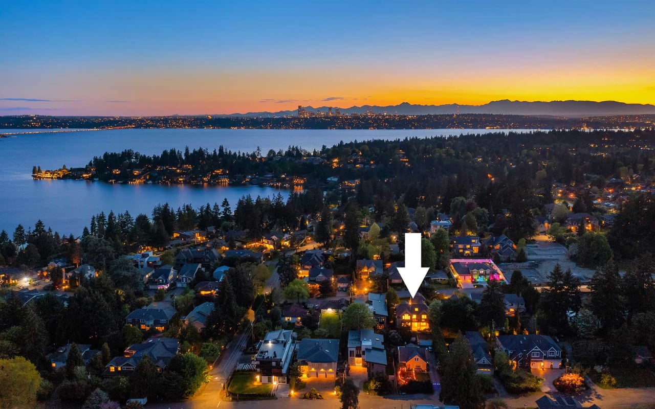 Inviting Northwest Style Just Steps to The Bellevue Collection Team