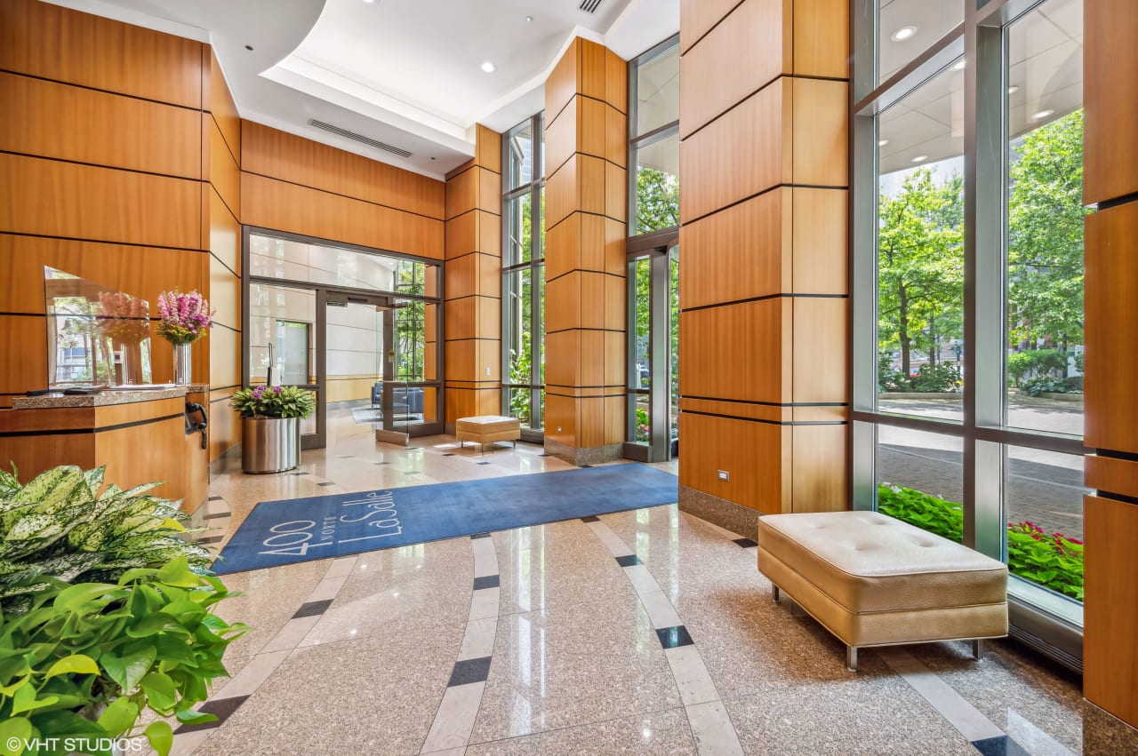 picture-of-lobby-at-400-n-lasalle-dr-river-north