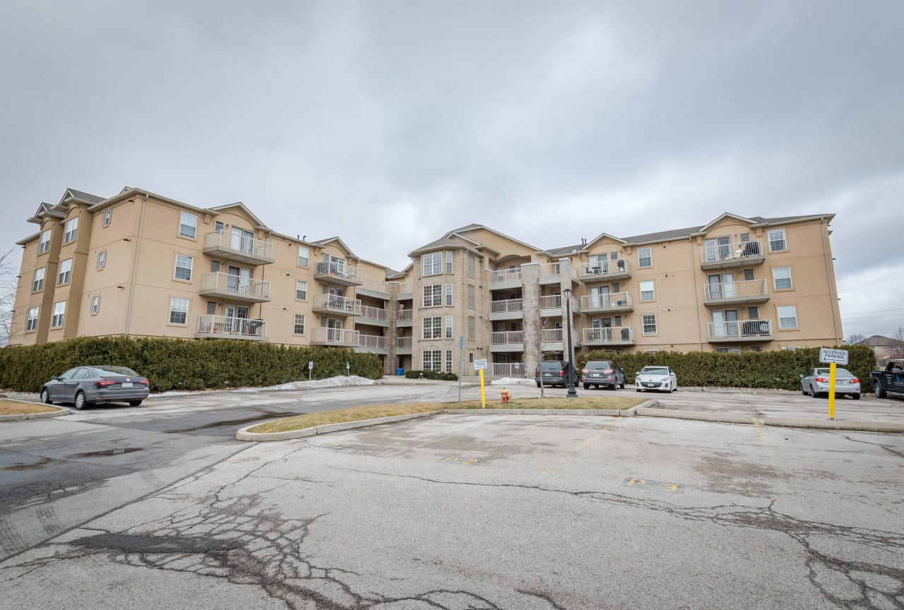 Welcoming 2 bedroom unit in sought after Glen Abbey neighbourhood