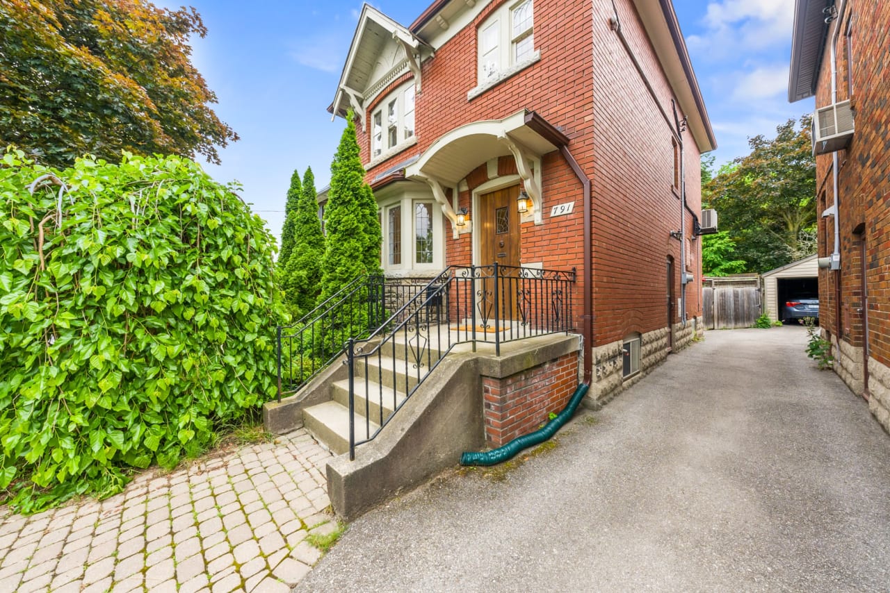 A Perfect Family Home In Highly Desirable Leaside