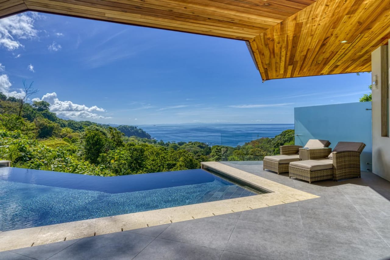 Luxurious Tropical Style Casa Sulit
