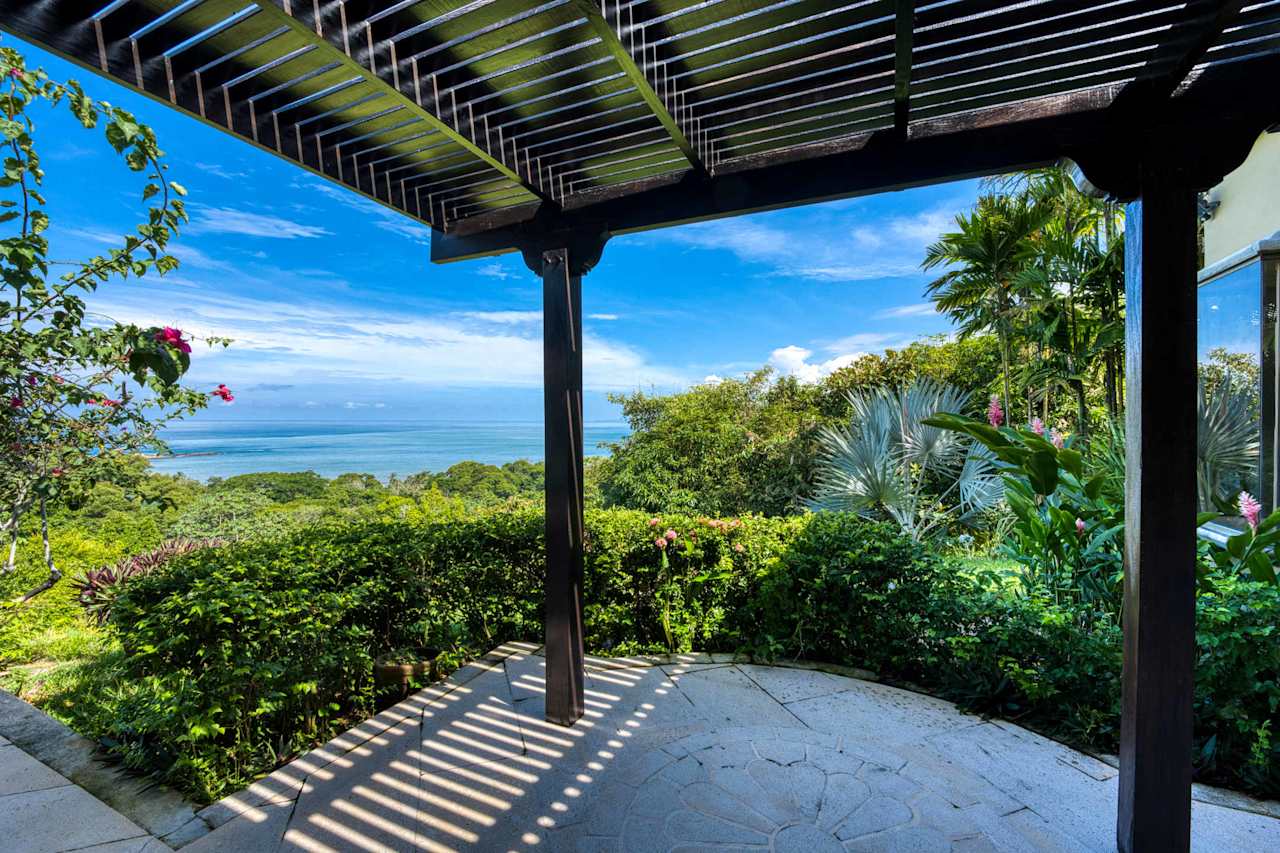 Pacific Dreams a Luxurious Colonial-Style Home with Spectacular Ocean Views