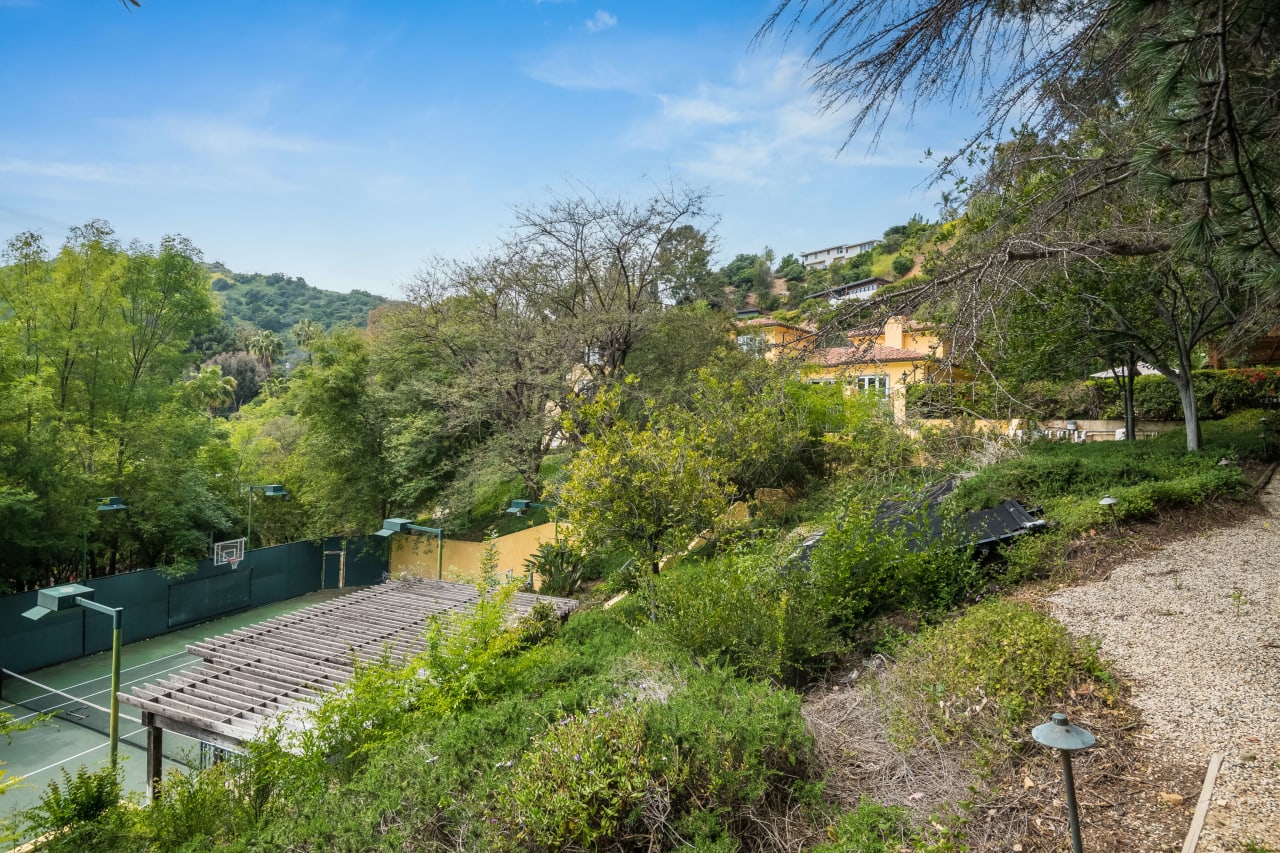 Private Exclusive - Tennis Court Estate