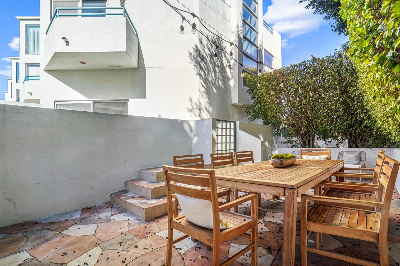 Santa Monica Townhouse Rochelle Maize Beverly Hills Real Estate Agent