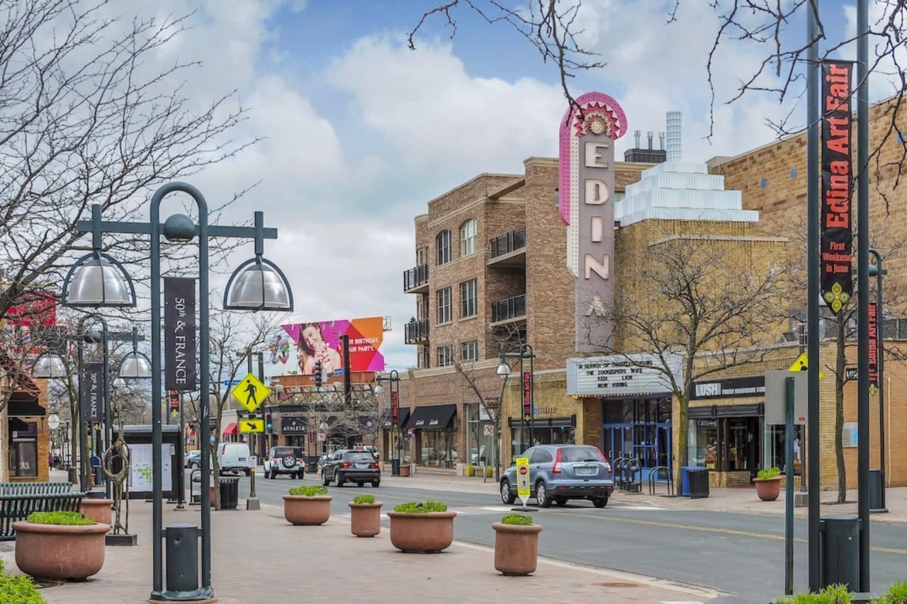 Living in Edina: 5 Things to Love About Life in Edina